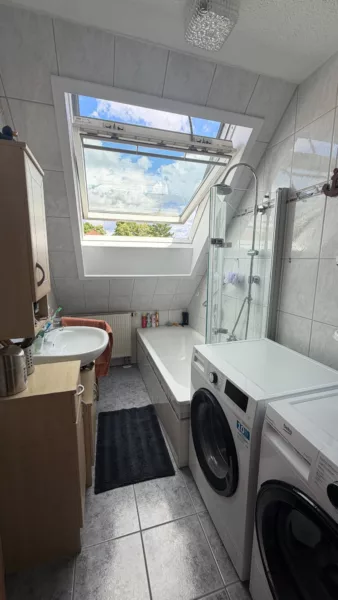 SEHR GEPFLEGT! 3-Zi.-Dachgeschoßwohnung mit moderner Einbauküche und großem Aussichtsbalkon in FN-Ailingen - Tageslicht-Badezimmer (3272)