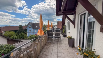 SEHR GEPFLEGT! 3-Zi.-Dachgeschoßwohnung mit moderner Einbauküche und großem Aussichtsbalkon in FN-Ailingen - großer Südbalkon (3260)