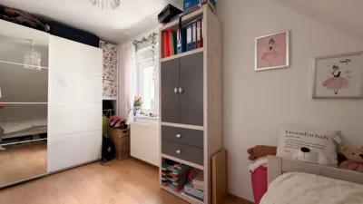 SEHR GEPFLEGT! 3-Zi.-Dachgeschoßwohnung mit moderner Einbauküche und großem Aussichtsbalkon in FN-Ailingen - Kinderzimmer, Platz für Schrrannk (3269)