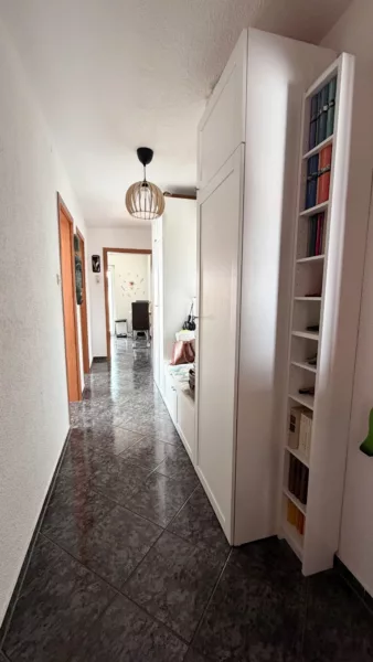SEHR GEPFLEGT! 3-Zi.-Dachgeschoßwohnung mit moderner Einbauküche und großem Aussichtsbalkon in FN-Ailingen - viel Platz im Flur (3270)