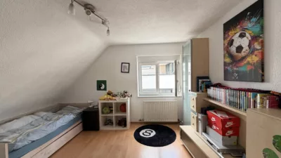 SEHR GEPFLEGT! 3-Zi.-Dachgeschoßwohnung mit moderner Einbauküche und großem Aussichtsbalkon in FN-Ailingen - großes Schlafzimmer, Fenster Nord (3264)