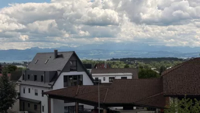 SEHR GEPFLEGT! 3-Zi.-Dachgeschoßwohnung mit moderner Einbauküche und großem Aussichtsbalkon in FN-Ailingen - Aussicht zu See & Bergen (3262)