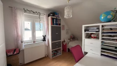 SEHR GEPFLEGT! 3-Zi.-Dachgeschoßwohnung mit moderner Einbauküche und großem Aussichtsbalkon in FN-Ailingen - Kinderzimmer (3267)
