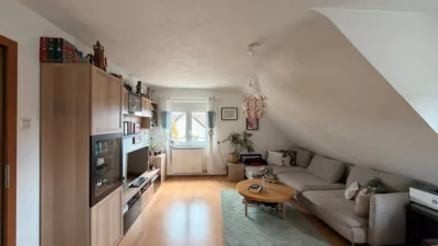 SEHR GEPFLEGT! 3-Zi.-Dachgeschoßwohnung mit moderner Einbauküche und großem Aussichtsbalkon in FN-Ailingen - Wohnbereich (3255)