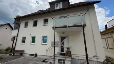 SEHR GEPFLEGT! 3-Zi.-Dachgeschoßwohnung mit moderner Einbauküche und großem Aussichtsbalkon in FN-Ailingen - Hauseingang (3274)