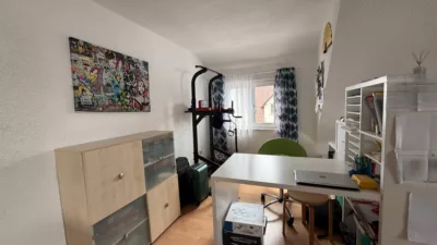 SEHR GEPFLEGT! 3-Zi.-Dachgeschoßwohnung mit moderner Einbauküche und großem Aussichtsbalkon in FN-Ailingen - großes Schlafzimmer, Fenster West (3266)