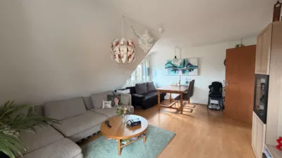 SEHR GEPFLEGT! 3-Zi.-Dachgeschoßwohnung mit moderner Einbauküche und großem Aussichtsbalkon in FN-Ailingen - Wohn- und Esszimmer (3256)