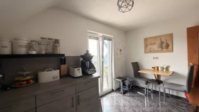 SEHR GEPFLEGT! 3-Zi.-Dachgeschoßwohnung mit moderner Einbauküche und großem Aussichtsbalkon in FN-Ailingen - Essküche mit Balkonzugang (3259)