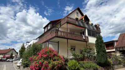 SEHR GEPFLEGT! 3-Zi.-Dachgeschoßwohnung mit moderner Einbauküche und großem Aussichtsbalkon in FN-Ailingen - Ansicht mit Balkon (3252)