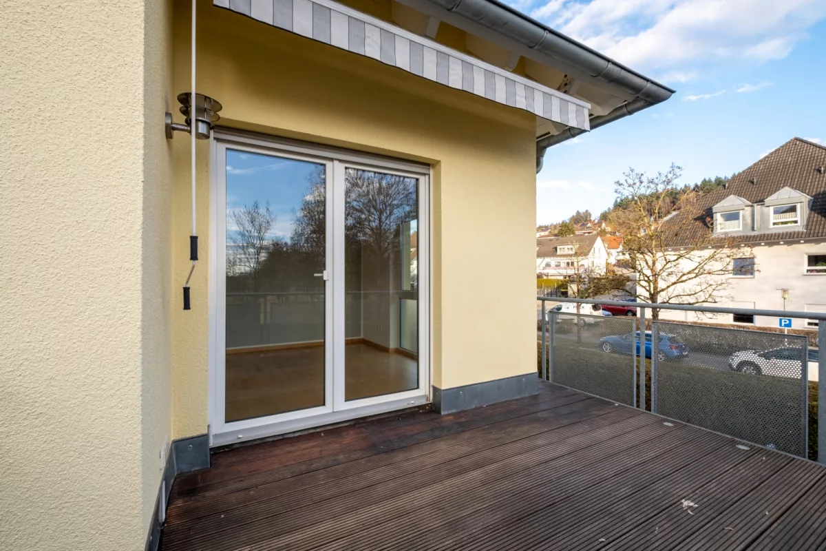 großer Südbalkon mit Markise