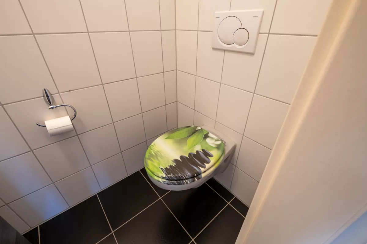 separates WC