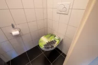 separates WC