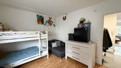 SEENAH, HELL & RUHIG! Modernisierte 2-Zimmerwohnung mit Südbalkon in FN - Schlafzimmer, Blick zu Diele (3741)