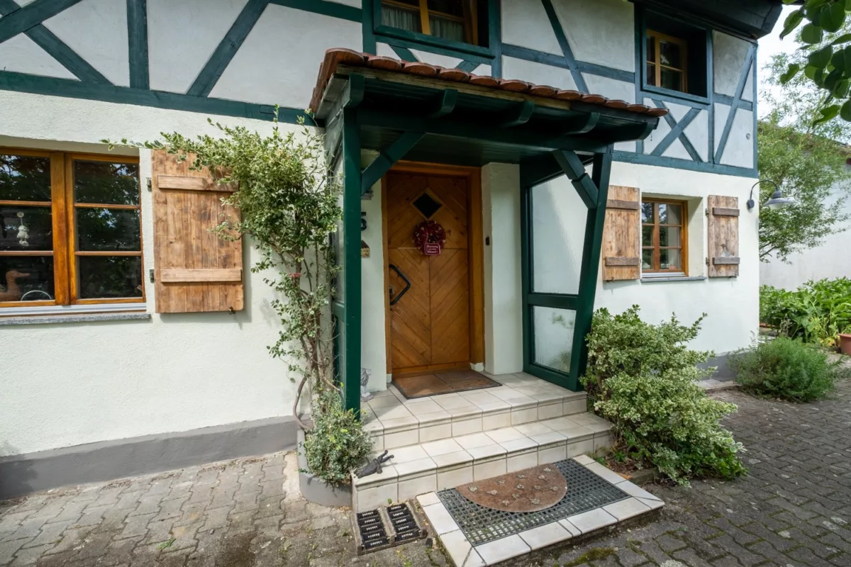 Vordereingang, Fachwerk, Fensterläden
