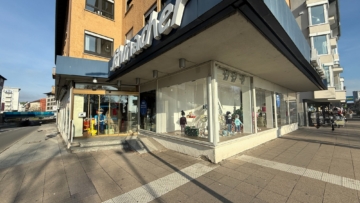 ERSTE REIHE ZUM SEE! Große Laden-/Lagerfläche auf 2 Ebenen in zwischen Bahnhof und City - Eingangsbereich, Schaufenster (1517)