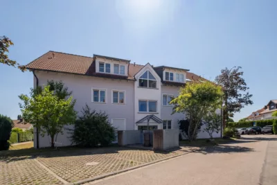 HELL & BEQUEM! Gepflegte 4-Zi.Hochparterre-Wohnung mit SüdWest-Balkon in ruhiger Wohnlage Mochenwangens - Hauseingangsseite (3341)