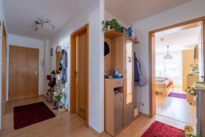 HELL & BEQUEM! Gepflegte 4-Zi.Hochparterre-Wohnung mit SüdWest-Balkon in ruhiger Wohnlage Mochenwangens - Flur, Platz für Garderobe (3357)