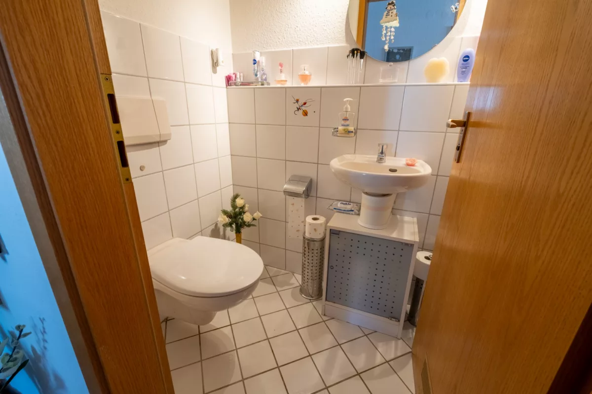 separates WC gegenüber Bad