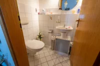 separates WC gegenüber Bad