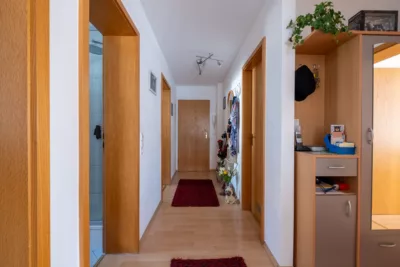 HELL & BEQUEM! Gepflegte 4-Zi.Hochparterre-Wohnung mit SüdWest-Balkon in ruhiger Wohnlage Mochenwangens - Flur (3364)