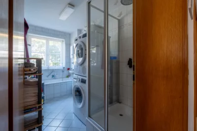 HELL & BEQUEM! Gepflegte 4-Zi.Hochparterre-Wohnung mit SüdWest-Balkon in ruhiger Wohnlage Mochenwangens - und Dusche! (3366)