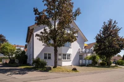 HELL & BEQUEM! Gepflegte 4-Zi.Hochparterre-Wohnung mit SüdWest-Balkon in ruhiger Wohnlage Mochenwangens - von Westen (3338)