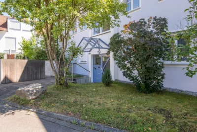 HELL & BEQUEM! Gepflegte 4-Zi.Hochparterre-Wohnung mit SüdWest-Balkon in ruhiger Wohnlage Mochenwangens - zum Hauseingang (3342)
