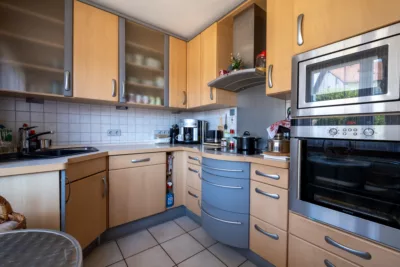 HELL & BEQUEM! Gepflegte 4-Zi.Hochparterre-Wohnung mit SüdWest-Balkon in ruhiger Wohnlage Mochenwangens - Küche mit Einbauküche (3355)