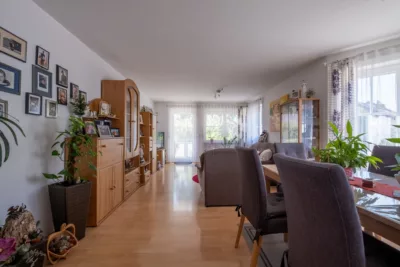 HELL & BEQUEM! Gepflegte 4-Zi.Hochparterre-Wohnung mit SüdWest-Balkon in ruhiger Wohnlage Mochenwangens - Essen/Wohnen (3351)