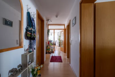 HELL & BEQUEM! Gepflegte 4-Zi.Hochparterre-Wohnung mit SüdWest-Balkon in ruhiger Wohnlage Mochenwangens - Flur zu Wohnen (3356)