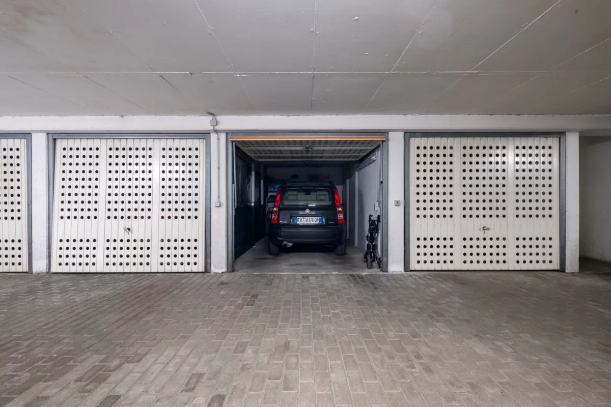 Tiefgaragen-Box mit elektrischem Tor
