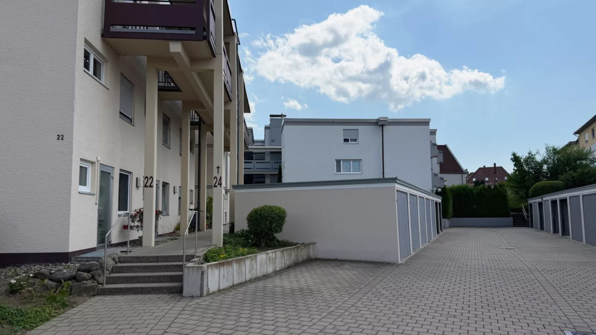 Zugang Wohnanlage und Garagen