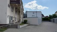 Zugang Wohnanlage und Garagen