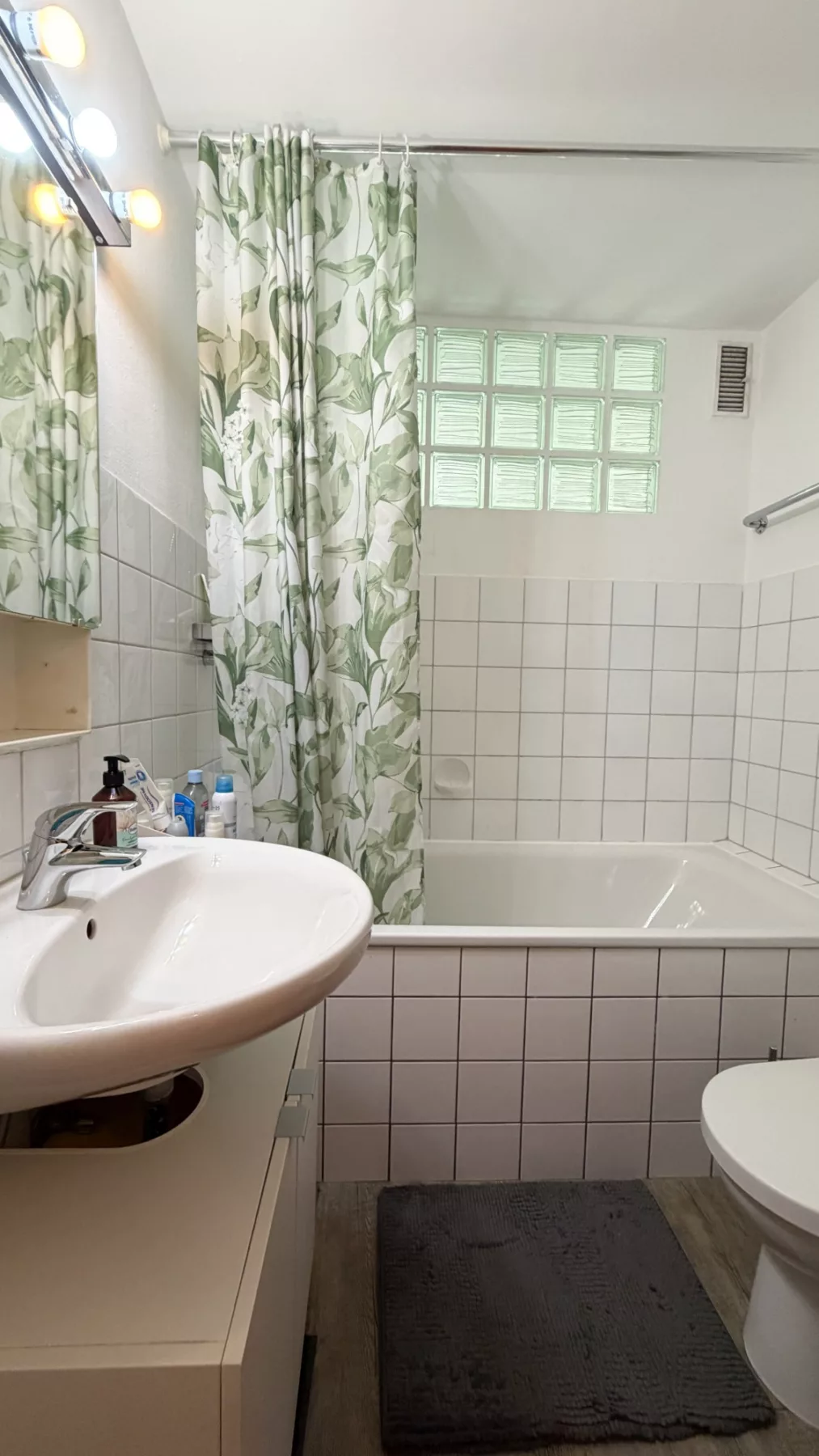 Badezimmer mit Badewanne