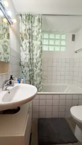Badezimmer mit Badewanne