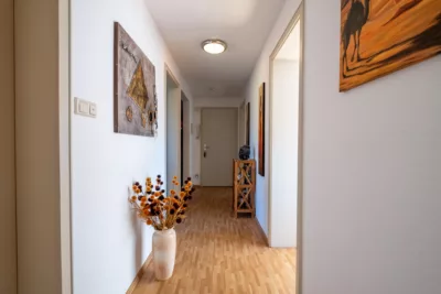 TOLLER GRUNDRISS! Gut vermietete, helle 3-Zi.Wohnung mit Balkon in herrlicher SüdWest-Ausrichtung - Flur zum Wohnungseingang (2888)