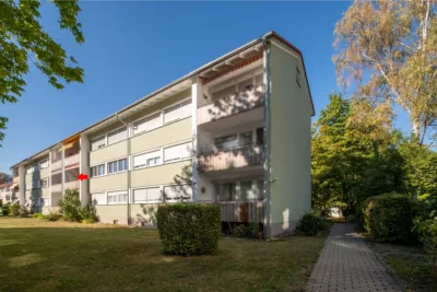 TOLLER GRUNDRISS! Gut vermietete, helle 3-Zi.Wohnung mit Balkon in herrlicher SüdWest-Ausrichtung - Wohnanlage Südseite und Zugang (2874)