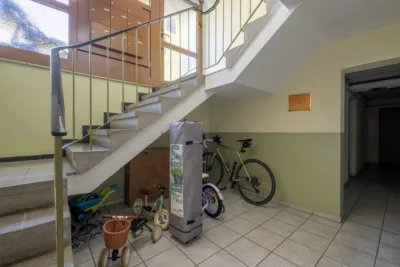 TOLLER GRUNDRISS! Gut vermietete, helle 3-Zi.Wohnung mit Balkon in herrlicher SüdWest-Ausrichtung - Fahrradabstellplatz Treppenhaus (2901)