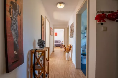TOLLER GRUNDRISS! Gut vermietete, helle 3-Zi.Wohnung mit Balkon in herrlicher SüdWest-Ausrichtung - Flur (2879)