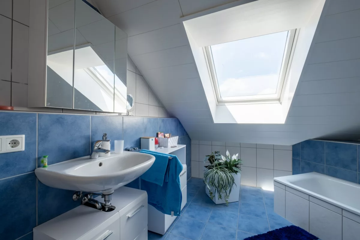 großes Tageslicht-Badezimmer