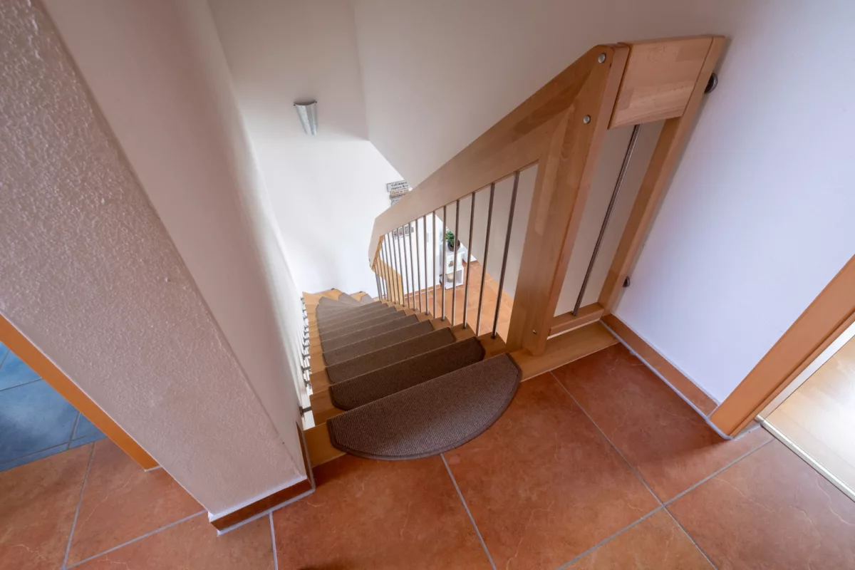 schöne Holztreppe Schlafebene