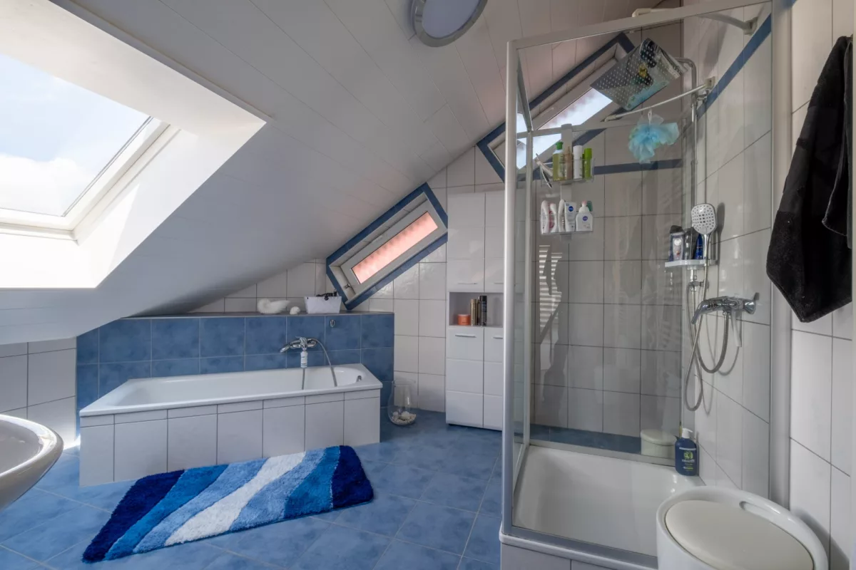 Badewanne und Dusche
