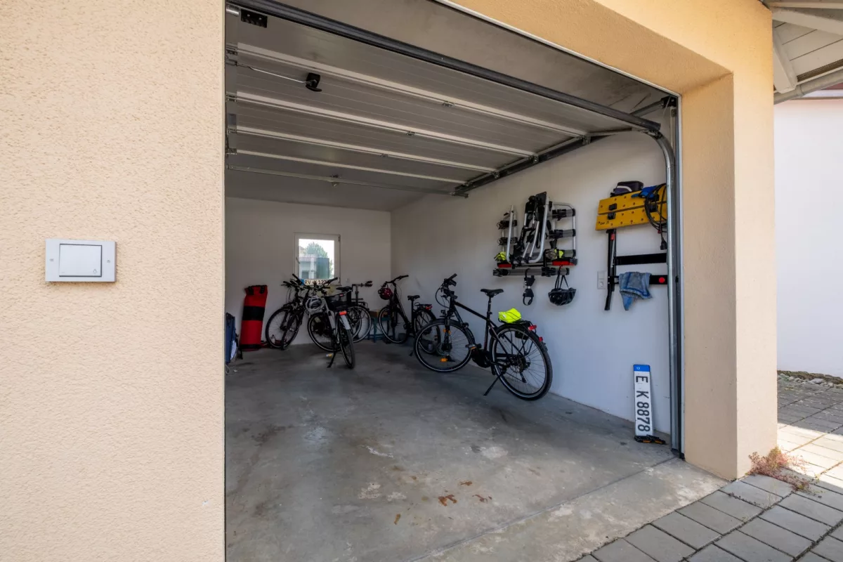Garage mit Sektionaltor