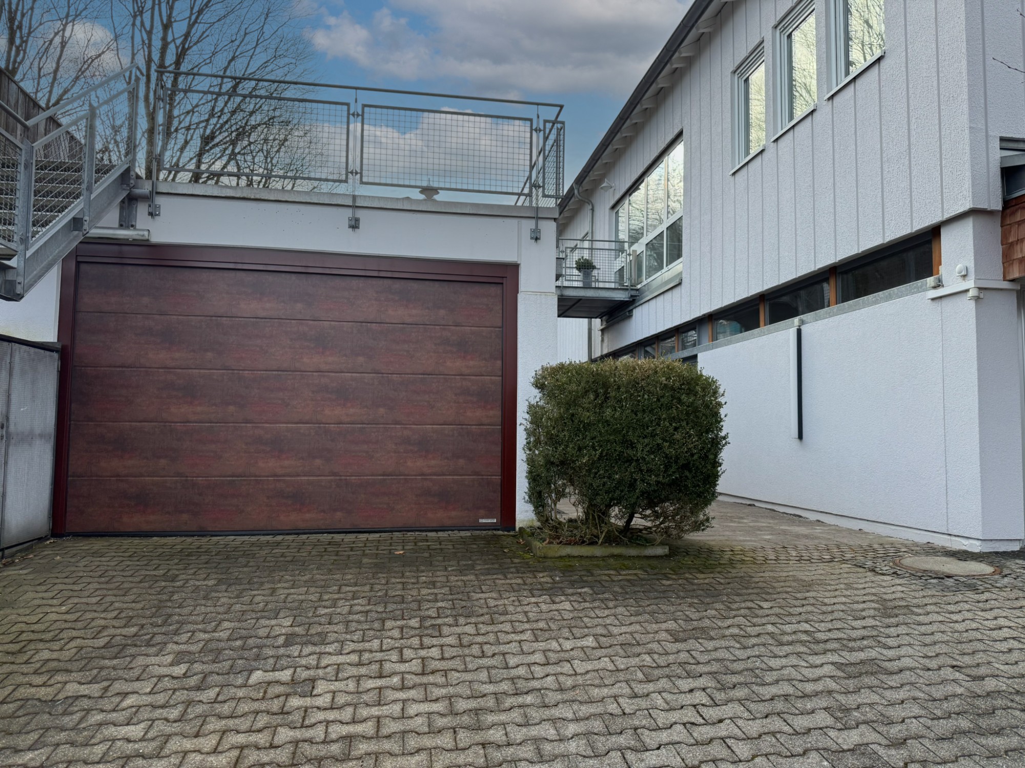 Lager mit Sektionaltor
