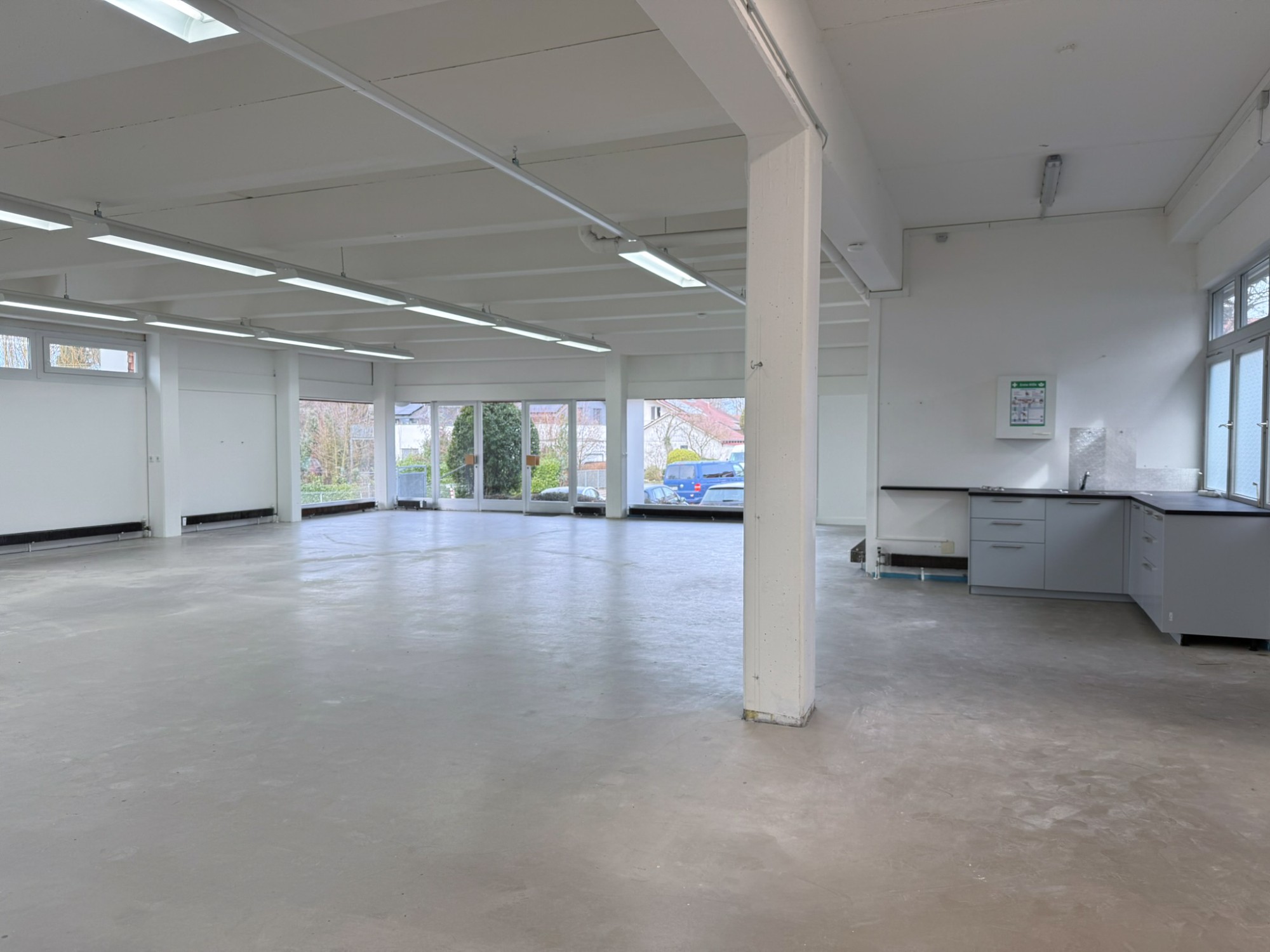 großer Raum mit Teeküche