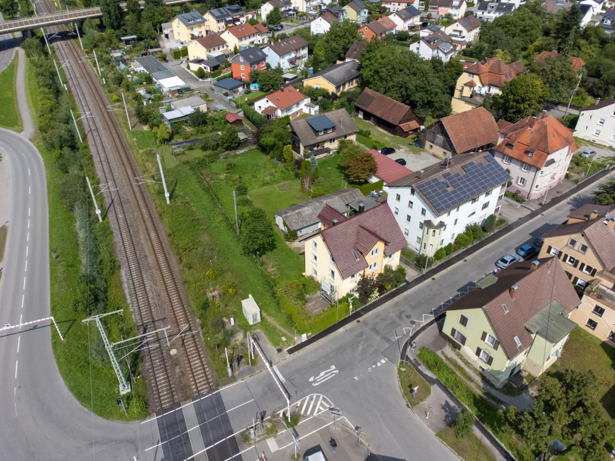 neben Bahnlinie