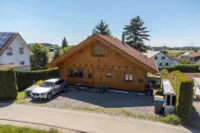 mit Stellplätzen am Haus