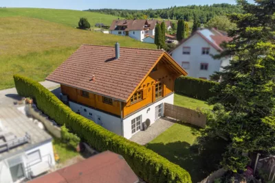 SOFORT WOHLFÜHLEN! Sehr charmantes Einfamilienhaus mit Einliegerwohnung in schöner Ortsrandlage, 88281 Schlier, Einfamilienhaus