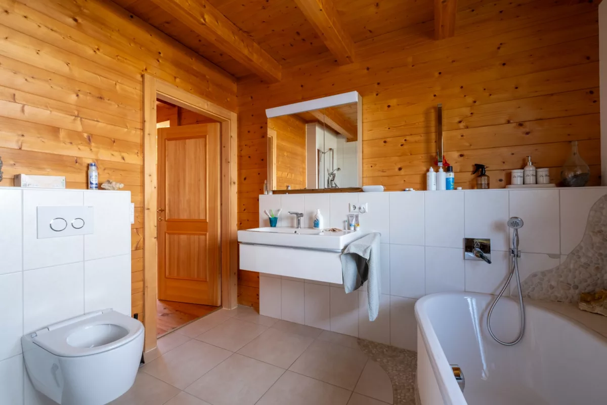 EG - Badewanne/Waschtisch