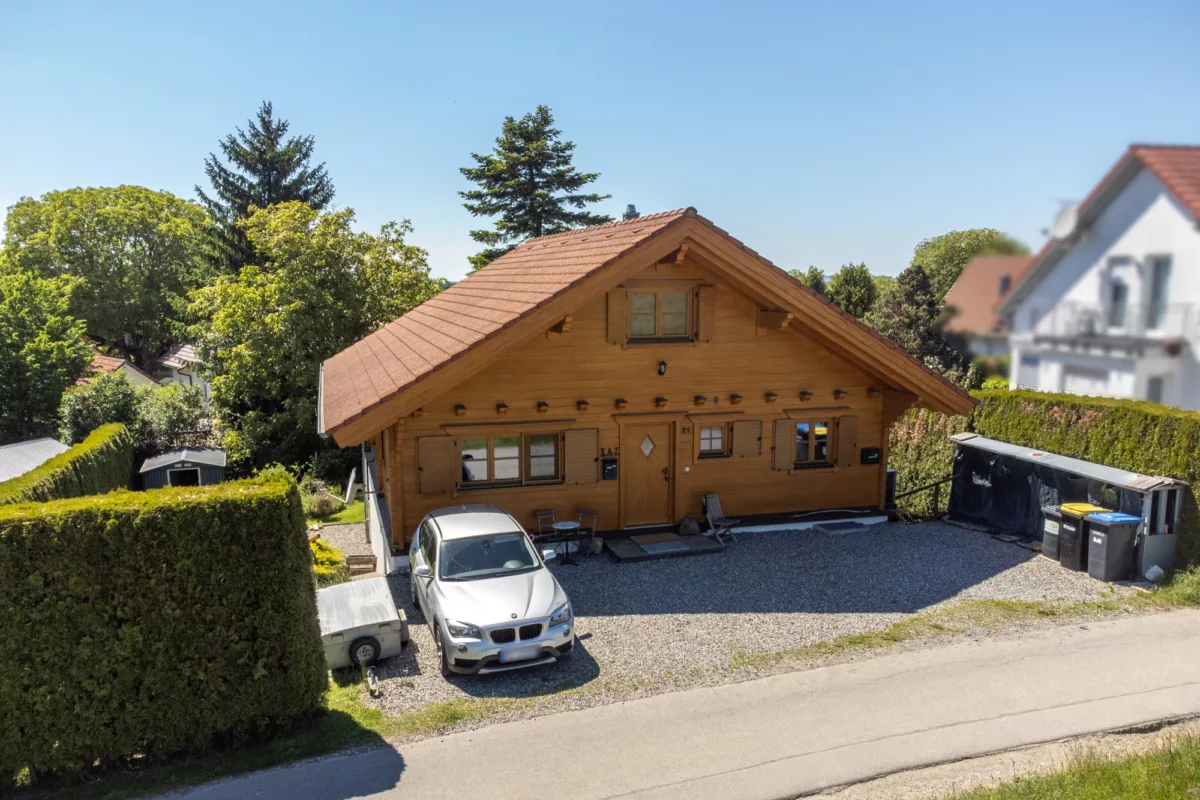 Stellplätze/Holzlager am Haus